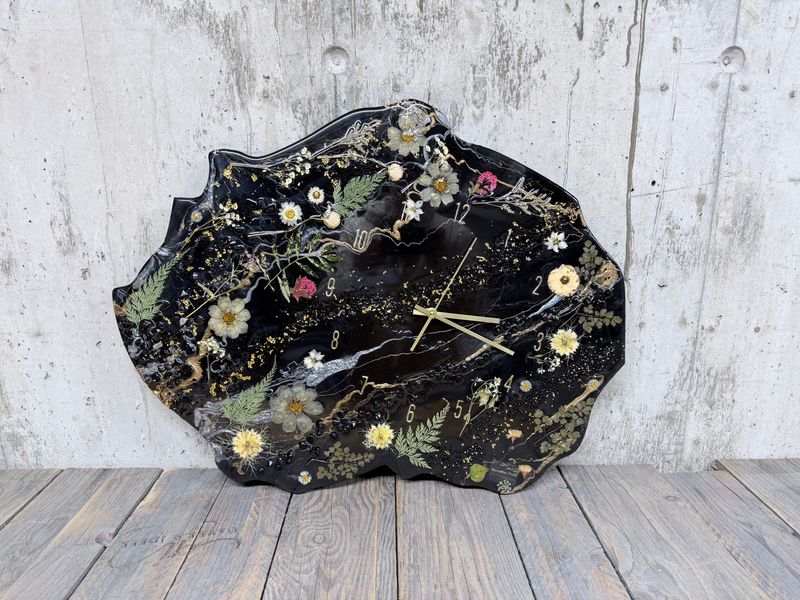 Flora – Eksklusiv Asymmetrisk Kunstklokke i Epoxy