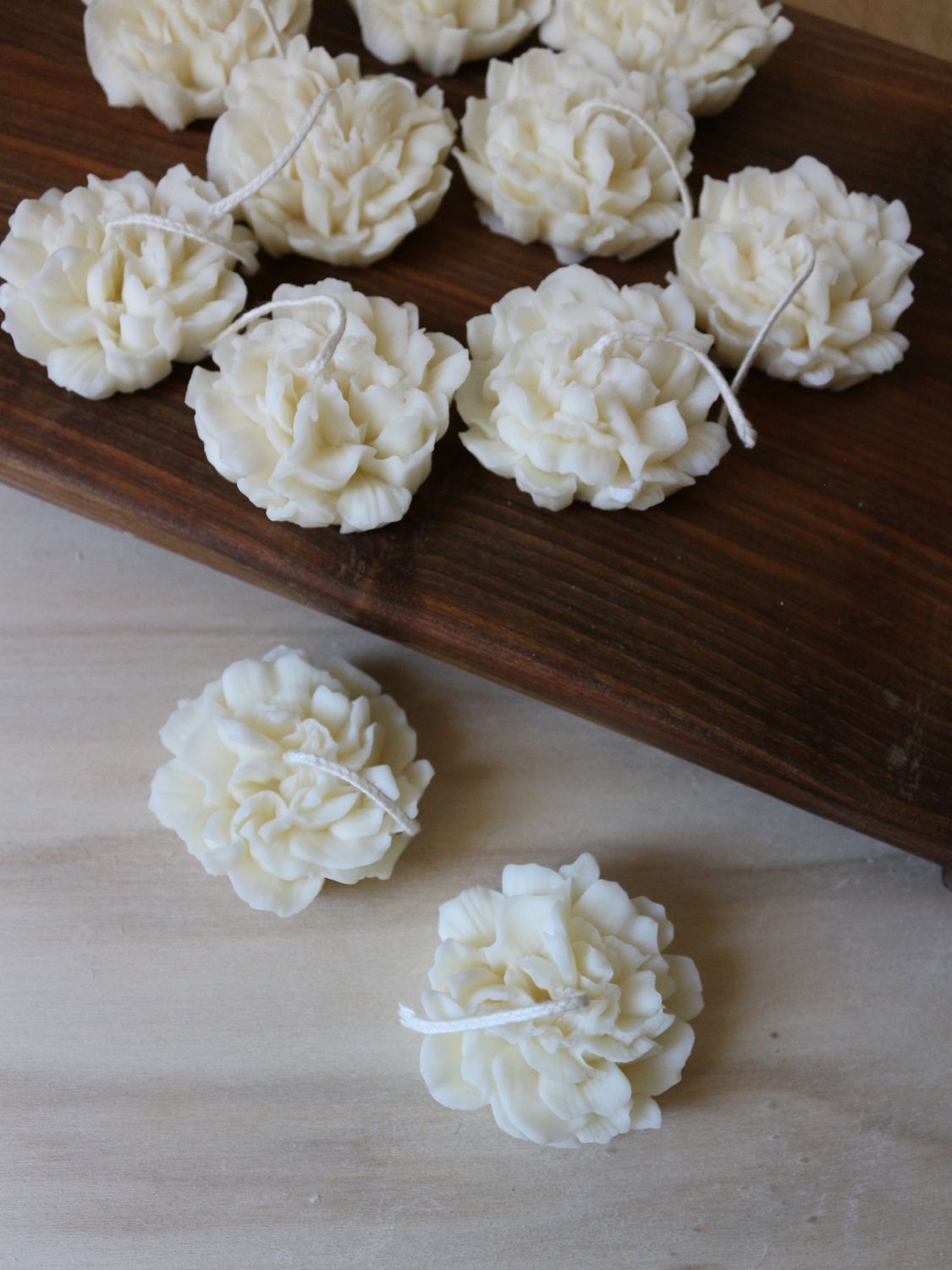 Insieme di piccole candele in cera naturale bianca a forma di garofano
