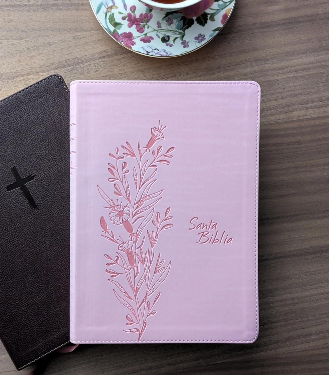 Biblia de referencia en la columna central NTV, letra grande con Filament, SentiPiel, Rosa (Free Shipping)