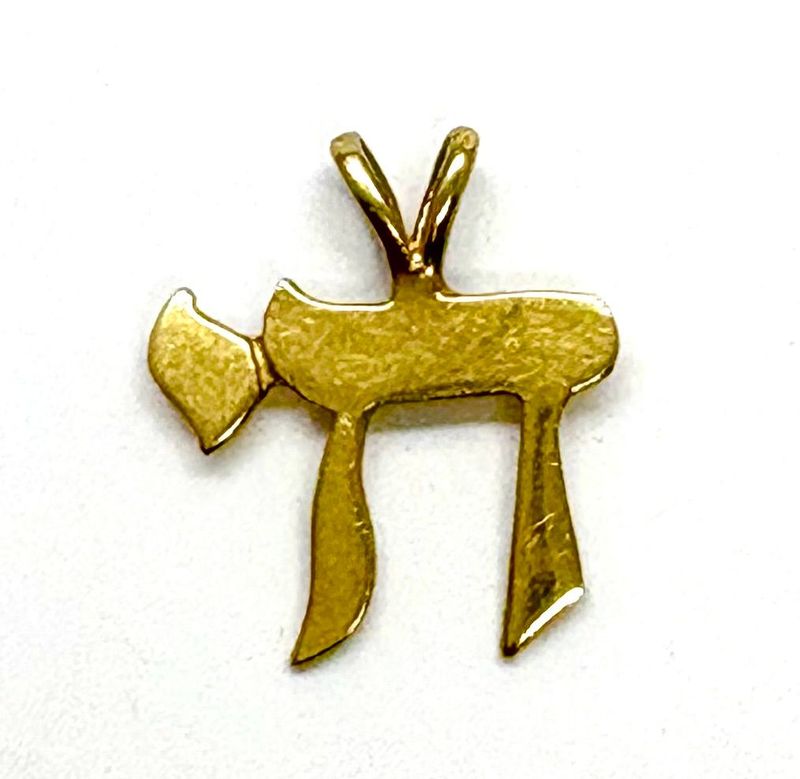 Chai Pendant in Yellow Gold