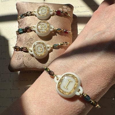 Bracciale con iniziale dorata Bracciale con iniziale dorata