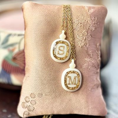 Collana con iniziale dorata Collana con iniziale dorata