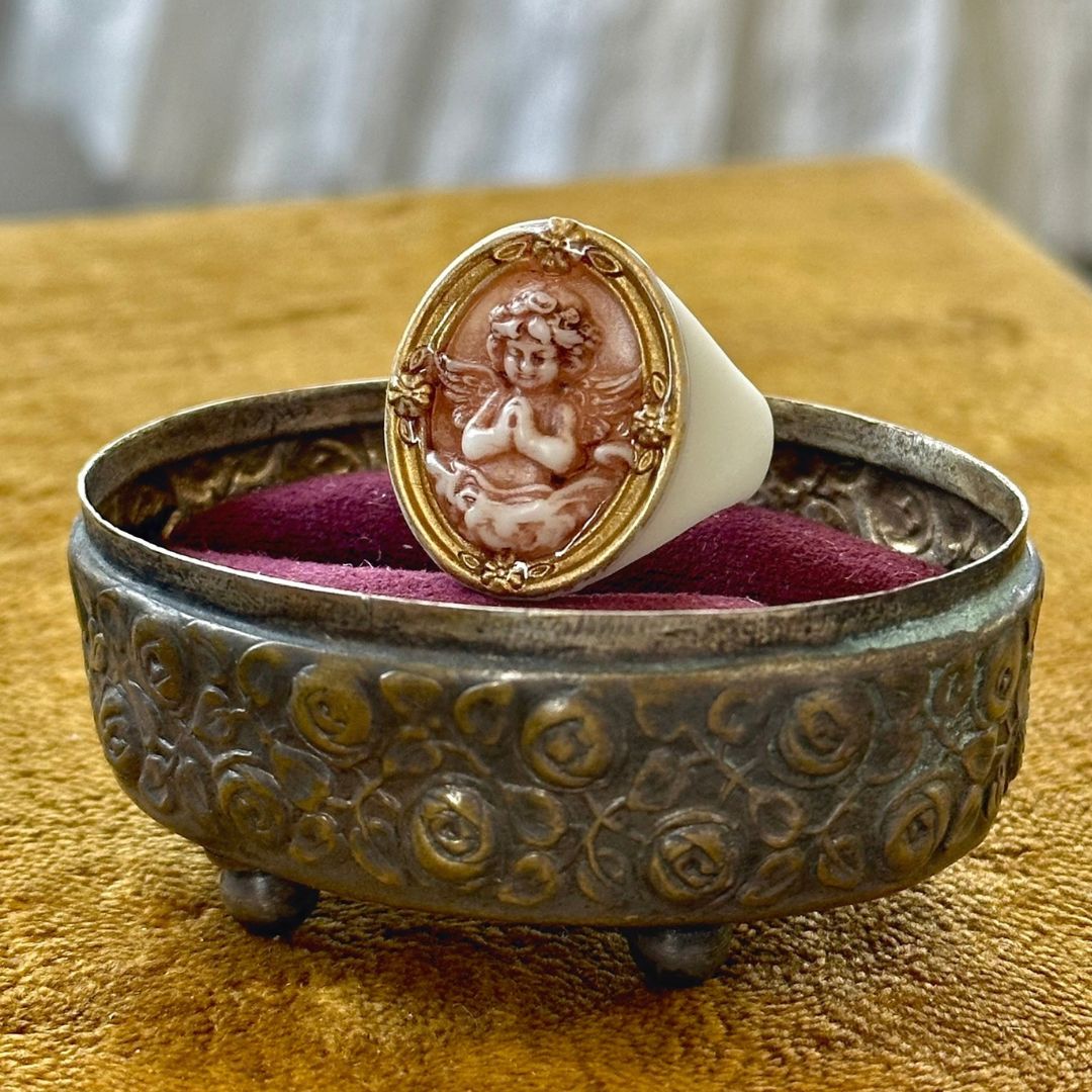 Anello Cammeo con Angioletto Anello Cammeo con Angioletto
