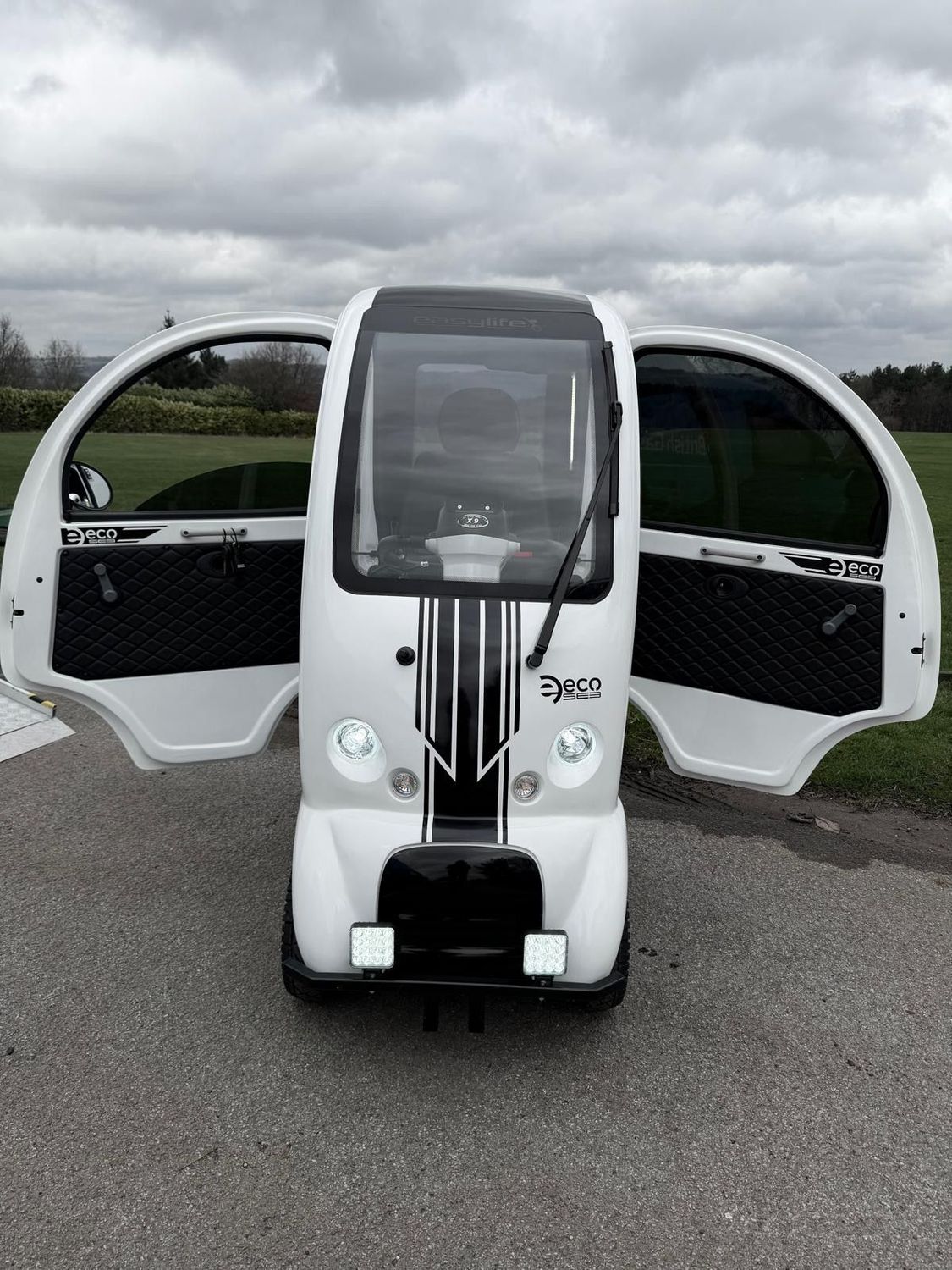 EASYLIFE ECO CABIN SCOOTER (2025) - WHITE AND BLACK - NEW  SPECIAL EDITION 3