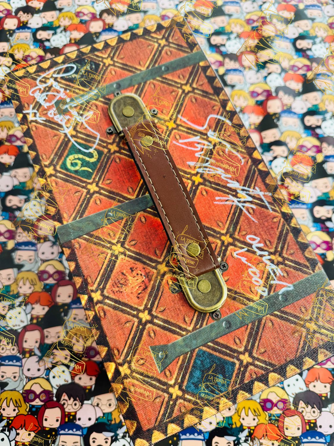 REPLICA BAUL DELUXE FIRMADO POR OLIVER WOOD (SEAN BIGGERSTAFF) & KATIE BELL (GEORGINA LEONIDAS)