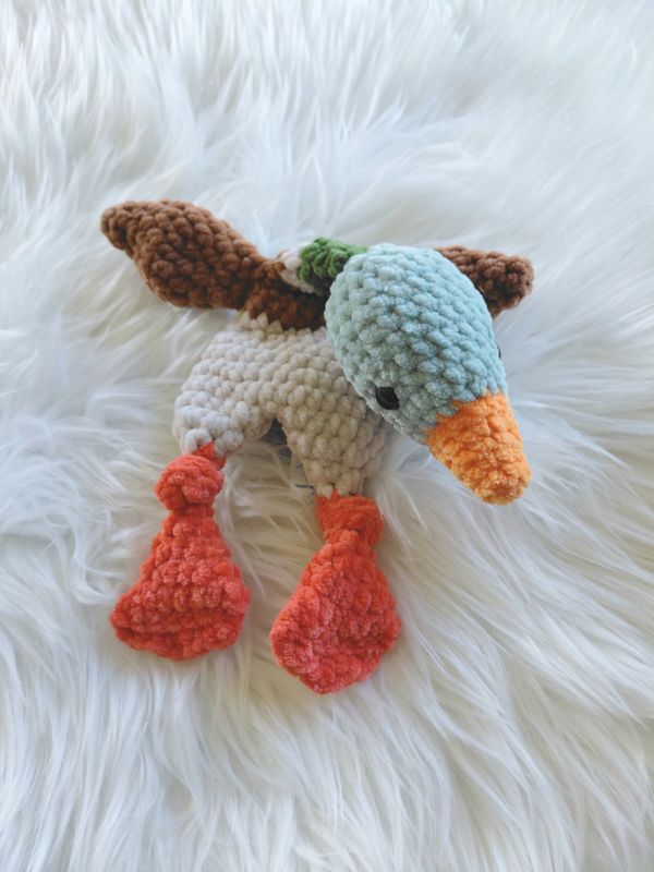 Canard col vert moux et plat entièrement crocheté à la main avec du fil de velours