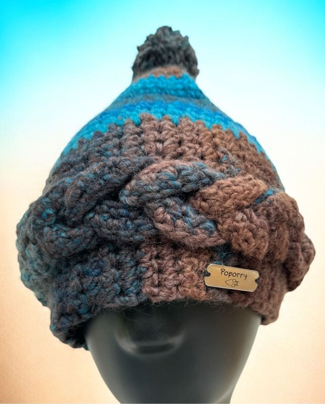 Model Anden, Poporry Exclusiv, handgehäkelte Unikatsmütze von Lidia Astete-Hage, mit Öffnung für Haare, Alpaka Wolle, Innen mit Fleece gefüttert Model Anden, Poporry Exclusiv, handgehäkelte Unikatsmütze von Lidia Astete-Hage, mit Öffnung für Haare, Alpaka Wolle, Innen mit Fleece gefüttert