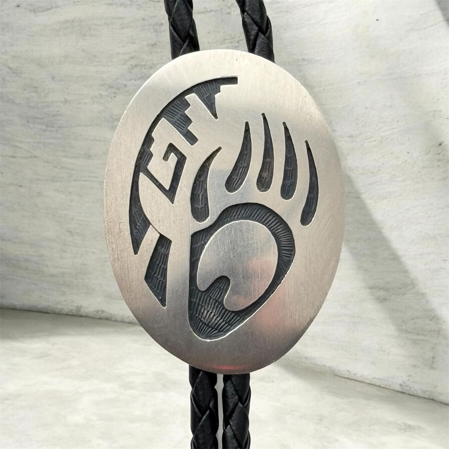 Bolo Tie, Original Navajo Indianer Arbeit aus den USA, Symbol Bärentatze Overlay Technik Sterling Silber, Bear Paw Bolo Tie Navajo Bolo Tie, Original Navajo Indianer Arbeit aus den USA, Symbol Bärentatze Overlay Technik Sterling Silber, Bear Paw Bolo Tie Navajo