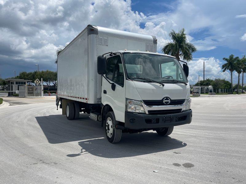 2018 HINO 195 W/18'FT BOX AND TUCK AWAY LIFT GATE