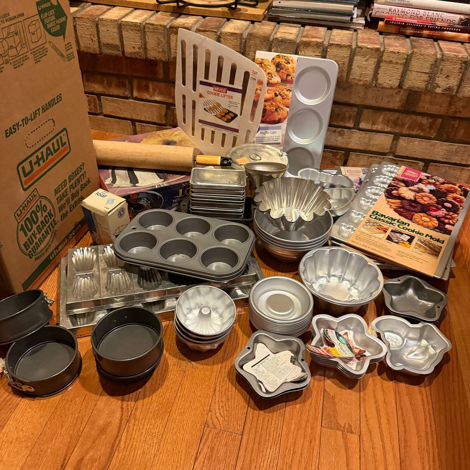 Kitchen box lot B0688 small cake pans, muffin tins, mini loaf pans, Bavarian cookie molds, cookie lifter, rolling pin Kitchen box lot B0688 small cake pans, muffin tins, mini loaf pans, Bavarian cookie molds, cookie lifter, rolling pin