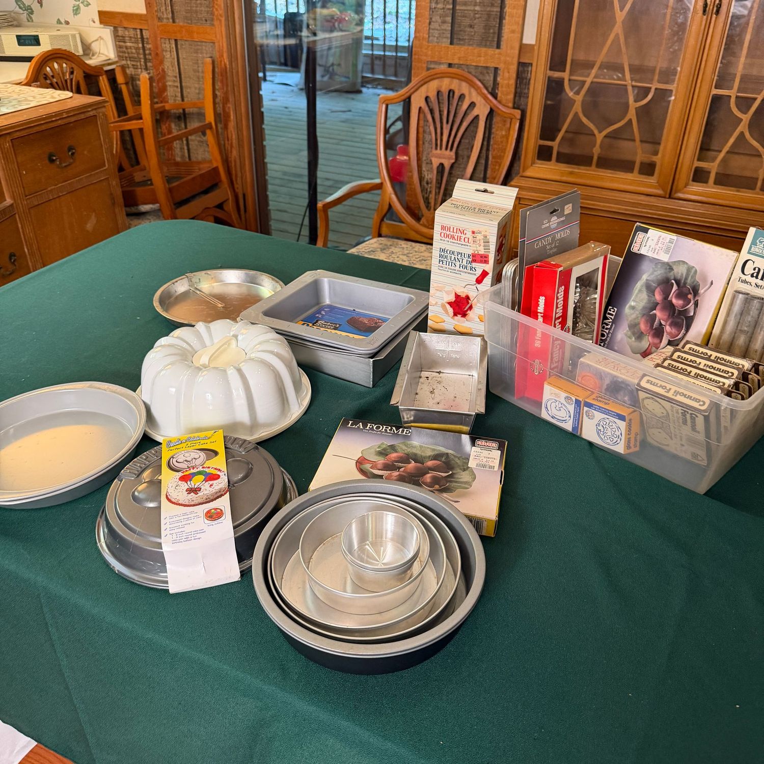 Kitchen box lot B0687 variety of cake pans, pie pans, mini tart and candy molds, cannoli forms Kitchen box lot B0687 variety of cake pans, pie pans, mini tart and candy molds, cannoli forms