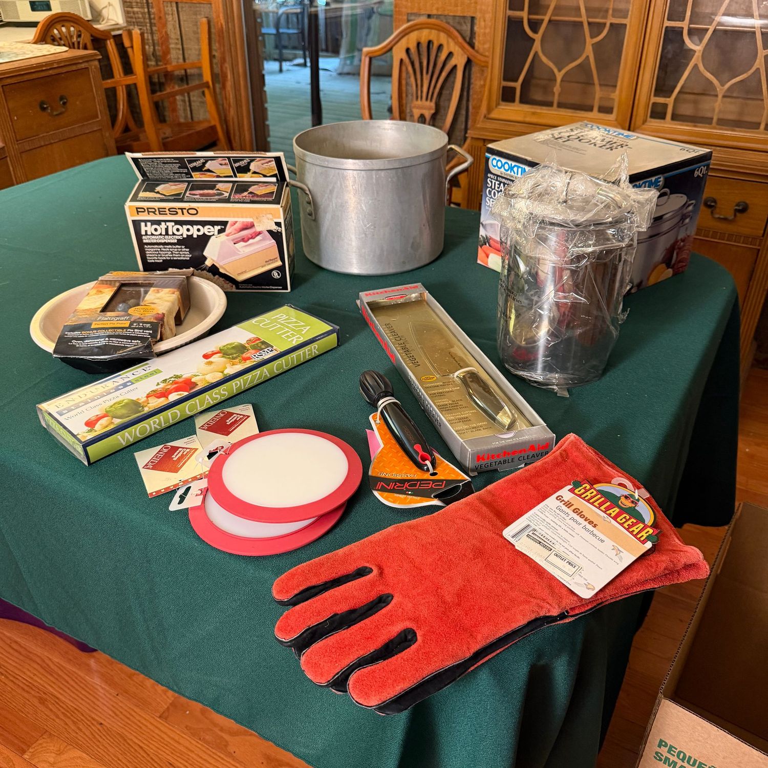 Kitchen box lot B0689 grill gloves, utensils, aluminum pot, small steamer cooker pot, Pfaltzgraff pie plate Kitchen box lot B0689 grill gloves, utensils, aluminum pot, small steamer cooker pot, Pfaltzgraff pie plate