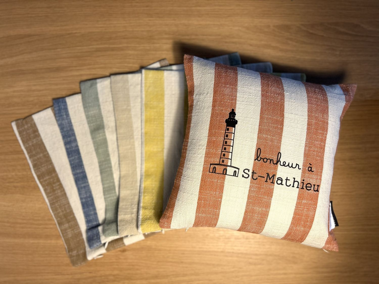 COUSSIN RAYURES 25X25 "BONHEUR À ST-MATHIEU"