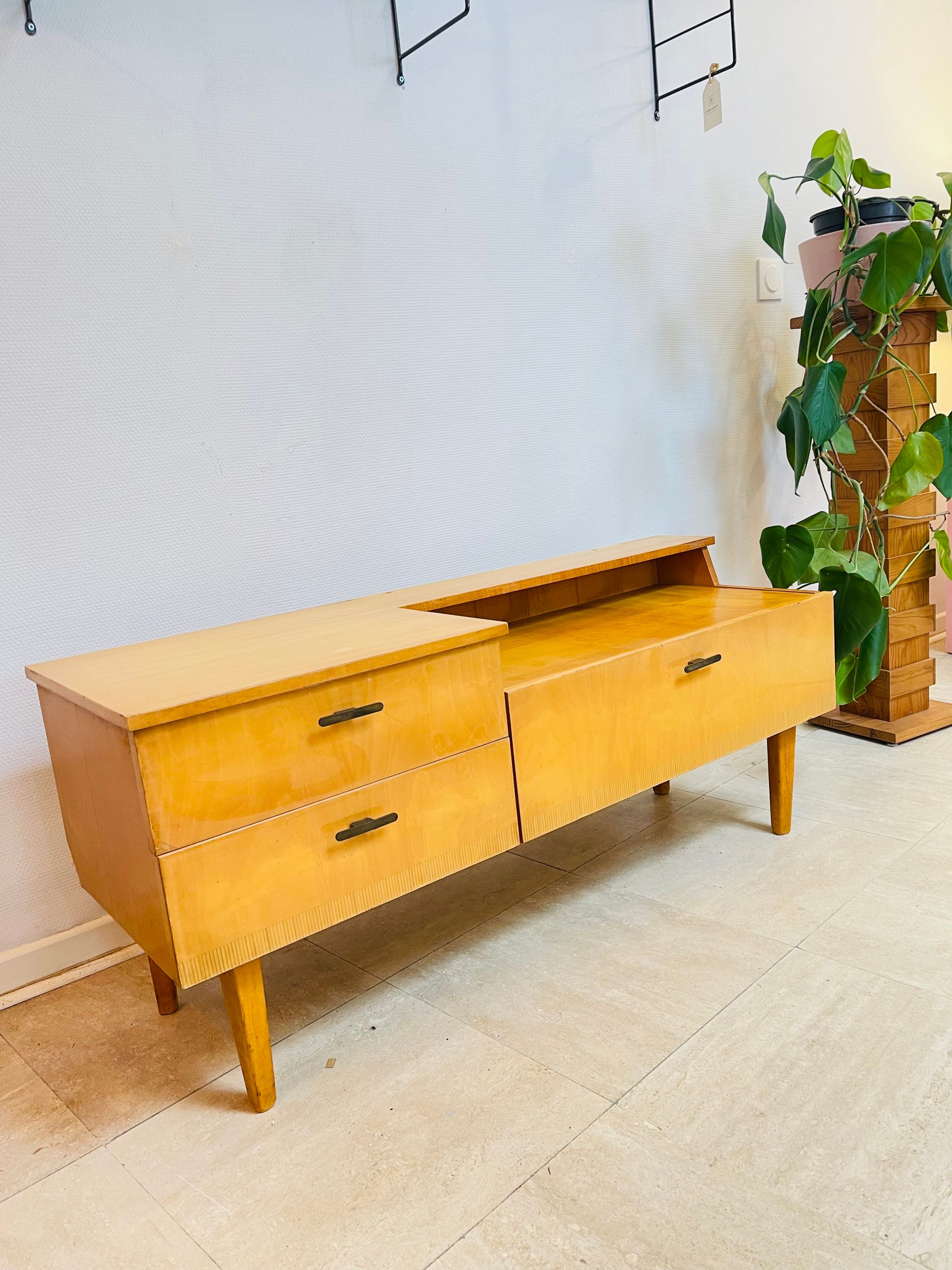 Coiffeuse basse vintage en bois blond – meuble moderniste années 50/60