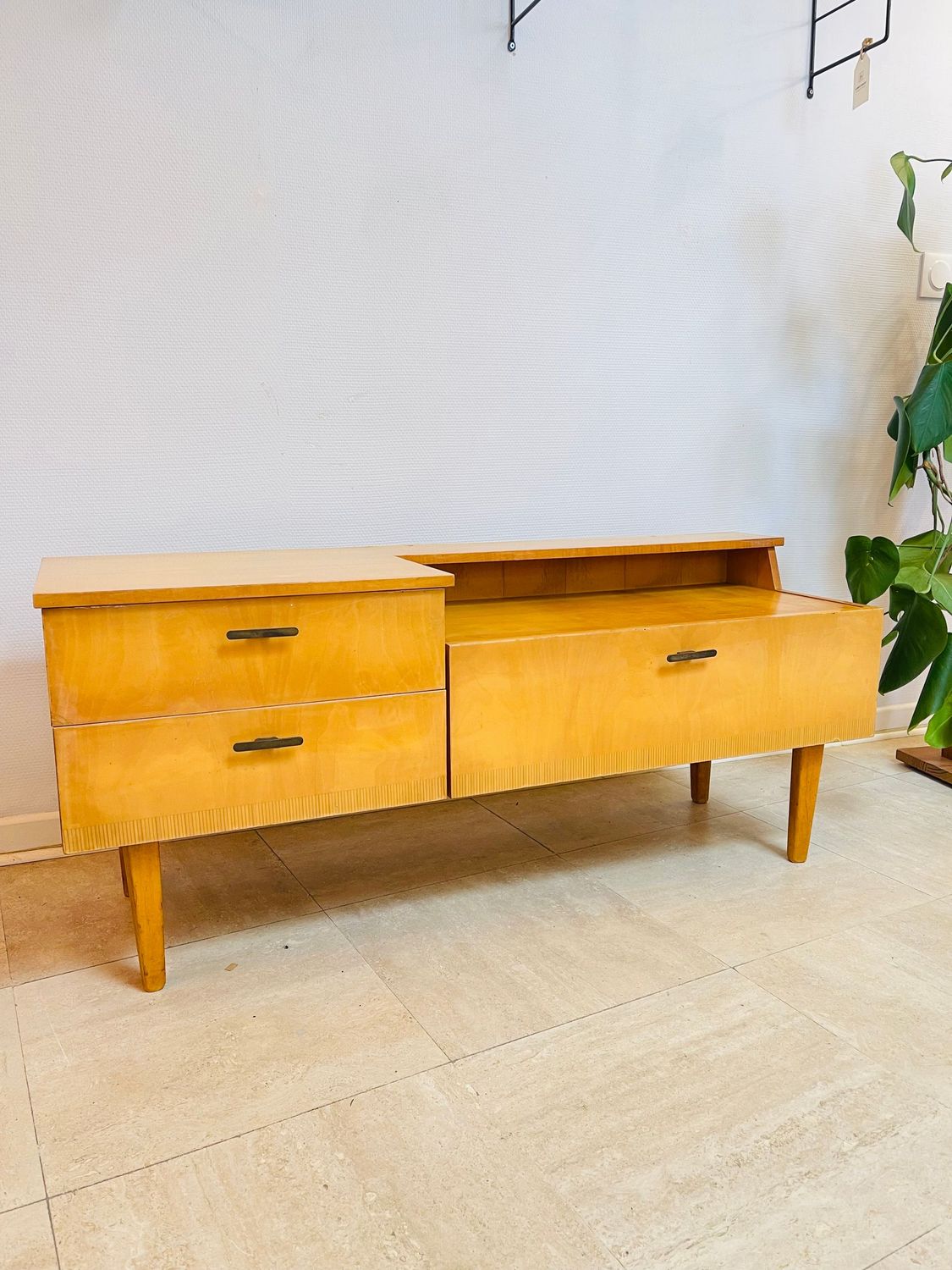 Coiffeuse basse vintage en bois blond – meuble moderniste années 50/60
