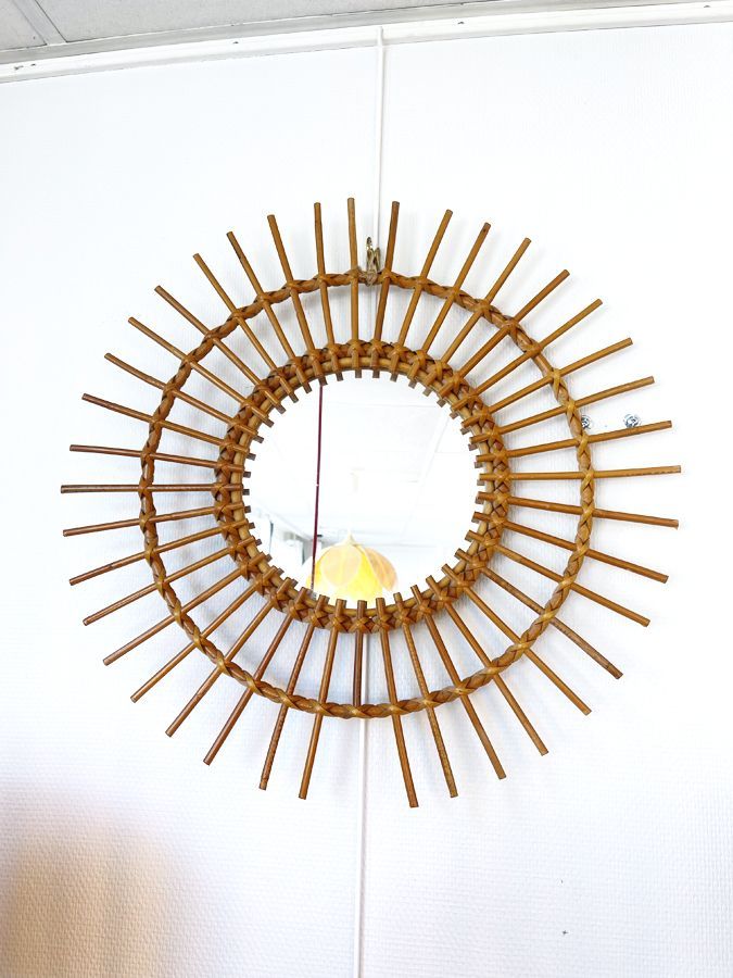 Miroir soleil en rotin tressé, années 60-70
