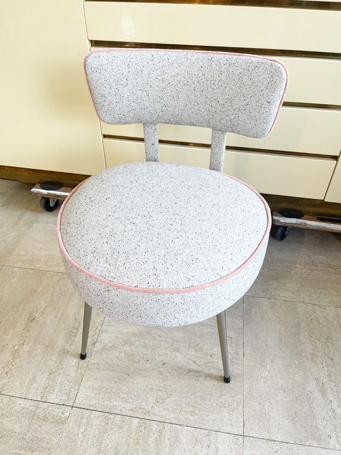 Chaise vintage entièrement retapissée – restauration artisanale