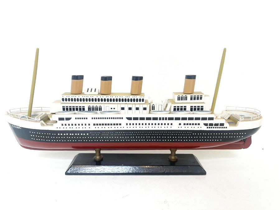 Maquette vintage du paquebot Titanic en bois – Objet de collection