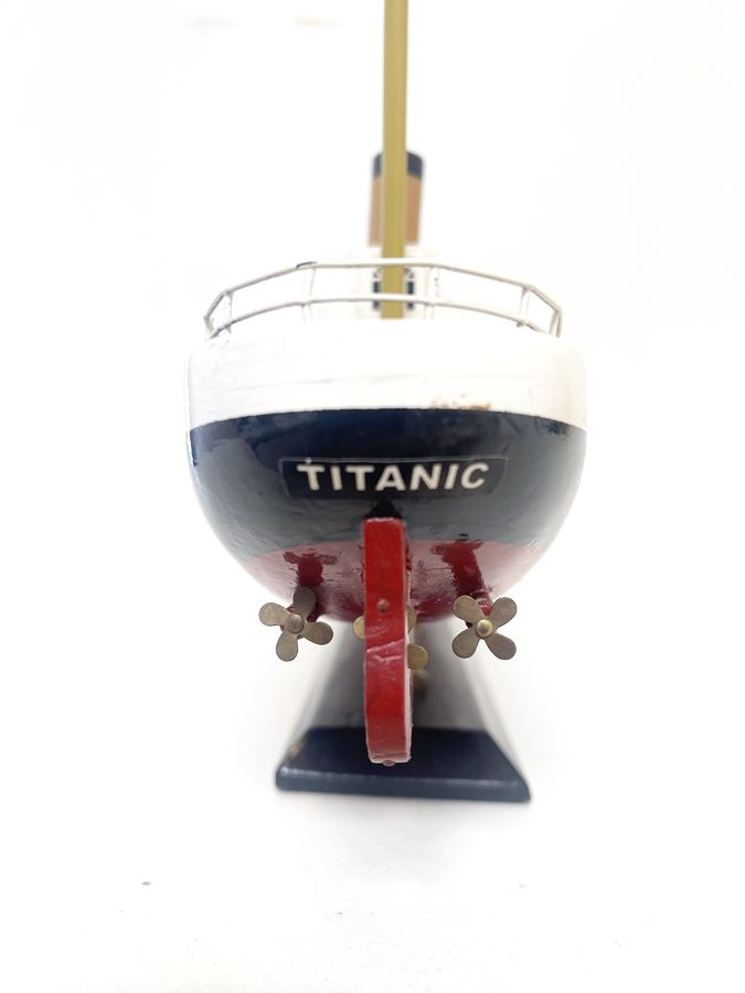 Maquette vintage du paquebot Titanic en bois – Objet de collection