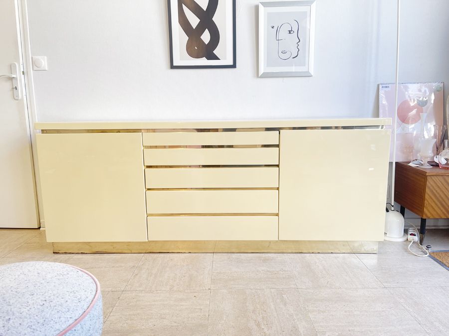 Buffet Jean-Claude Mahey en laque beige et laiton – circa 1970
