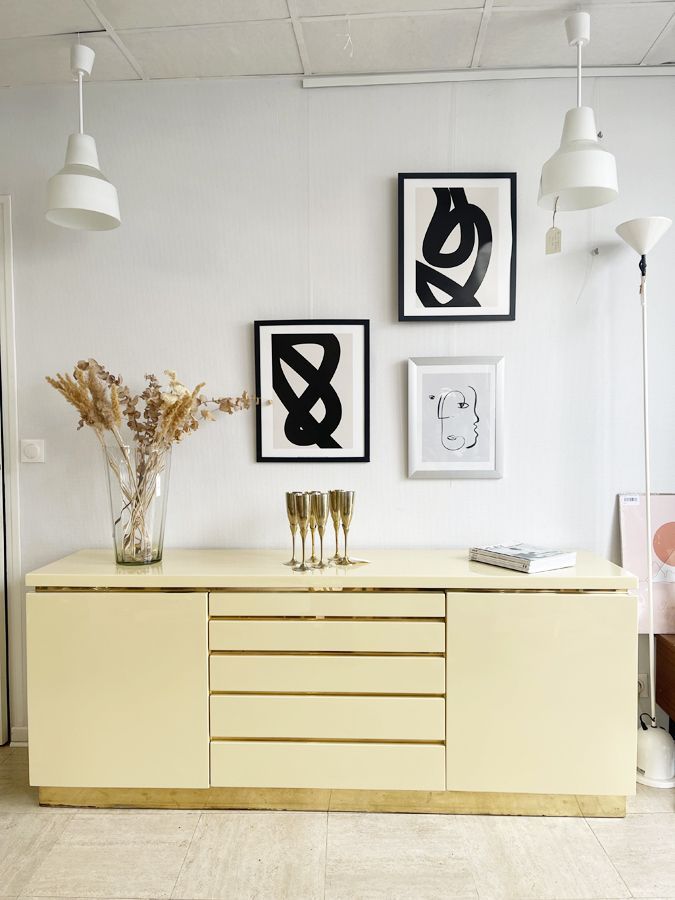Buffet Jean-Claude Mahey en laque beige et laiton – circa 1970