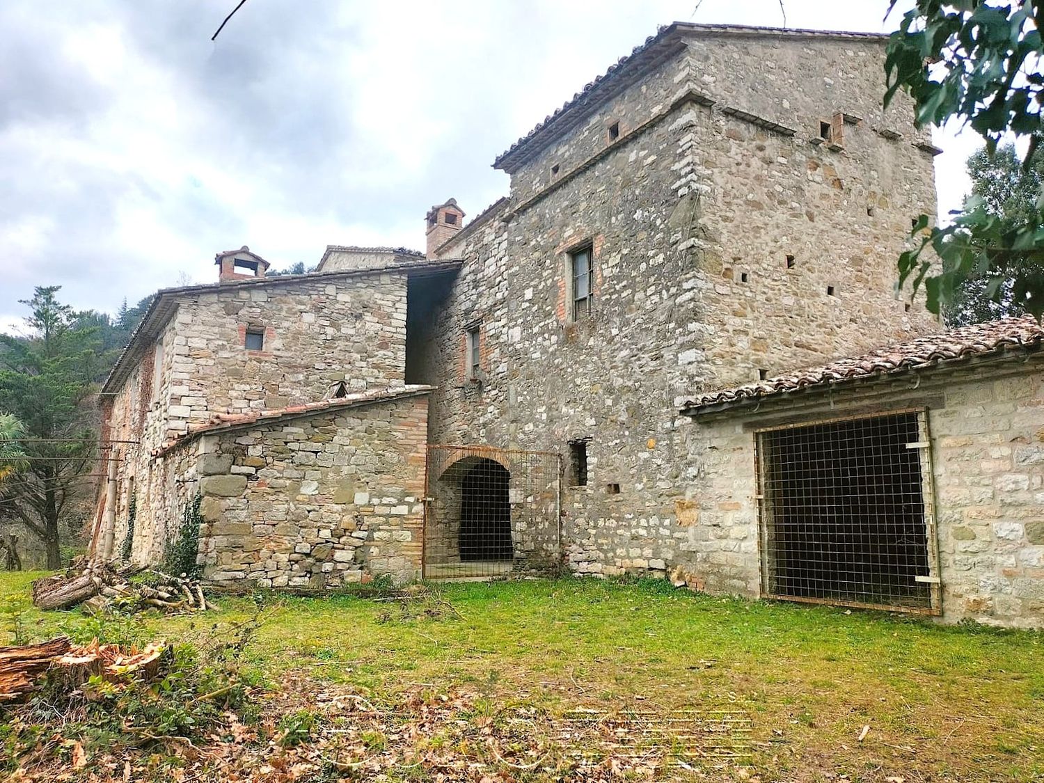 PERUGIA. Antico casale con annessi e terreno