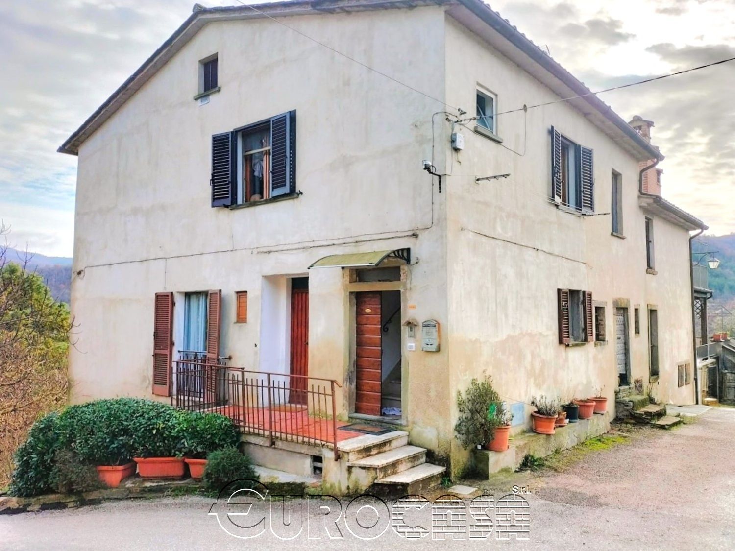 MONTONE. Appartamento indipendente con garage e corte