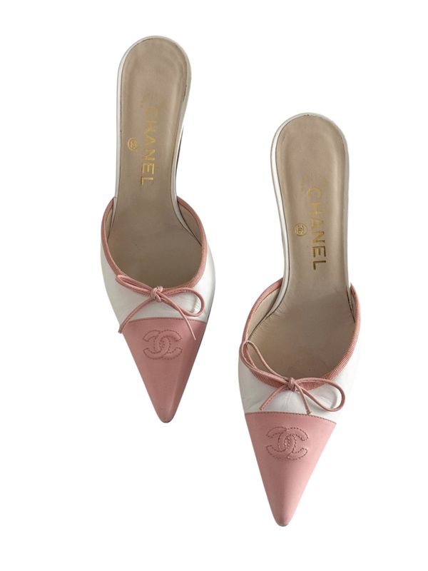 CHANEL VINTAGE WHITE AND PINK LEATHER CC MULES HEELS / IT 38.5