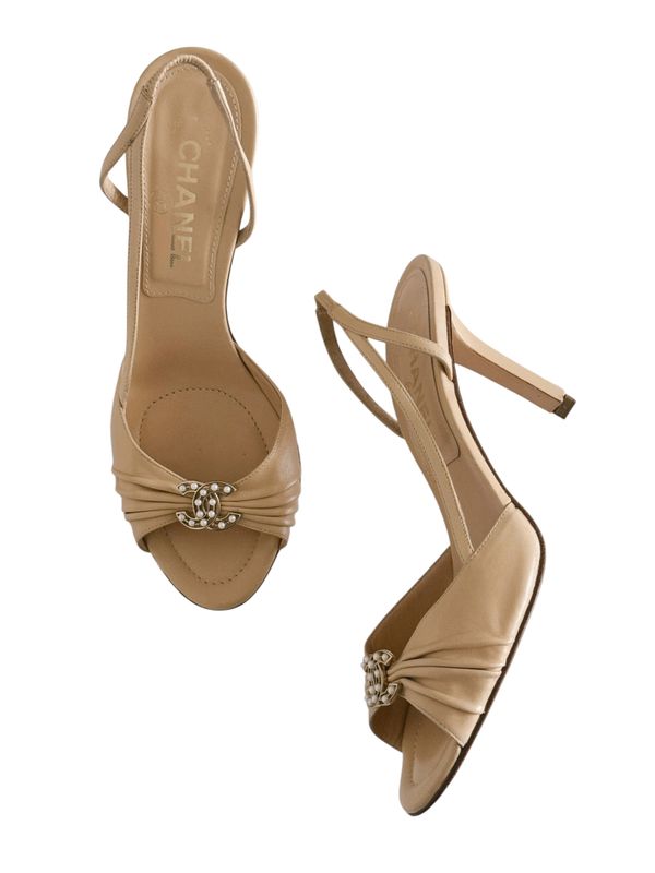 CHANEL VINTAGE NUDE LEATHER CC PEARL SLINGBACK HEELS / IT 37.5