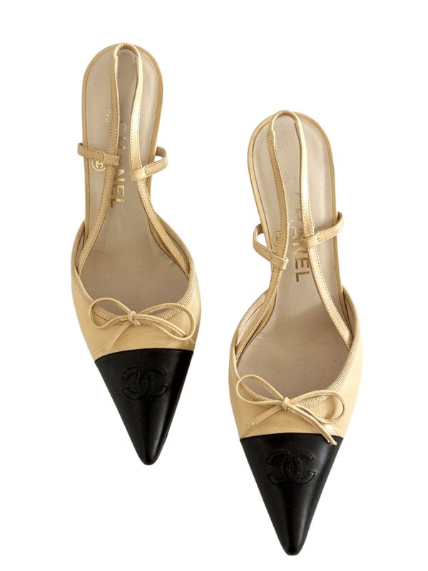CHANEL VINTAGE BEIGE AND BLACK LEATHER CC SLINGBACK HEELS / IT 36