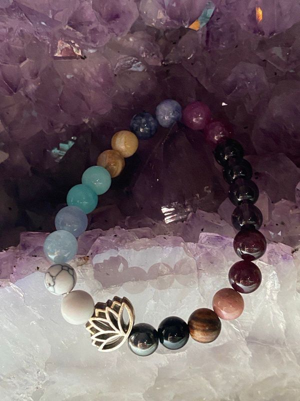 Multi Edelstein-Armband mit Lotusanhänger Multi Edelstein-Armband mit Lotusanhänger