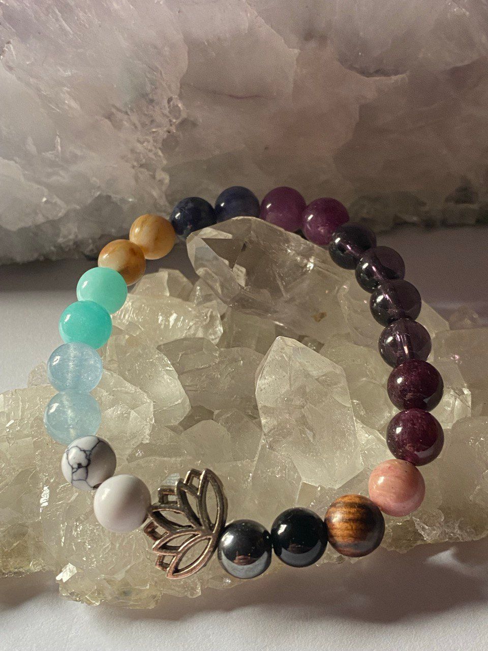 Multi Edelstein-Armband mit Lotusanhänger