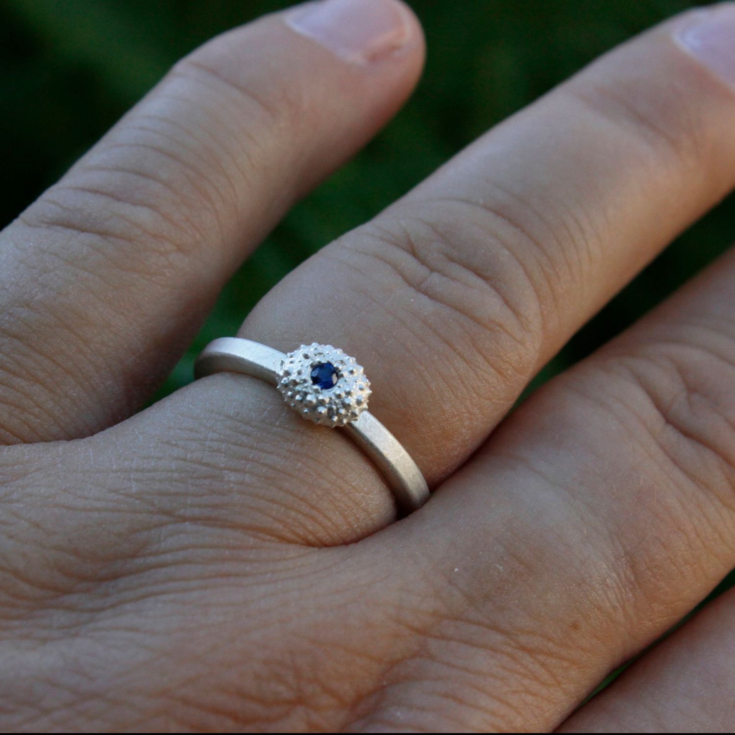 Ring Ring "Seeigel" oval miniminimini mit Saphir