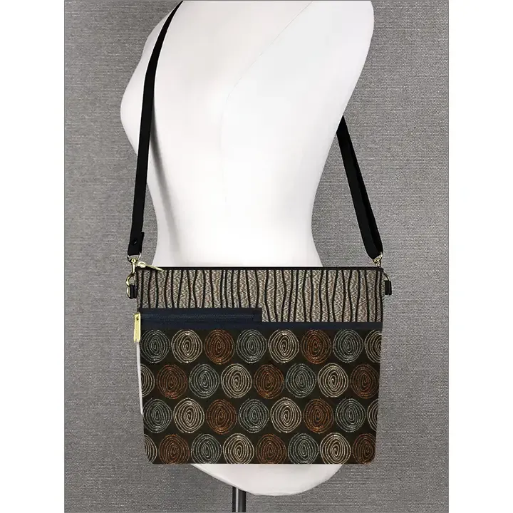 Lg Zipper Purse - Getty / Gravity