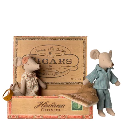 Maileg Mama und Papa Mäuse in Zigarrenkiste Bett Matratze Kissen Decke Stofftier