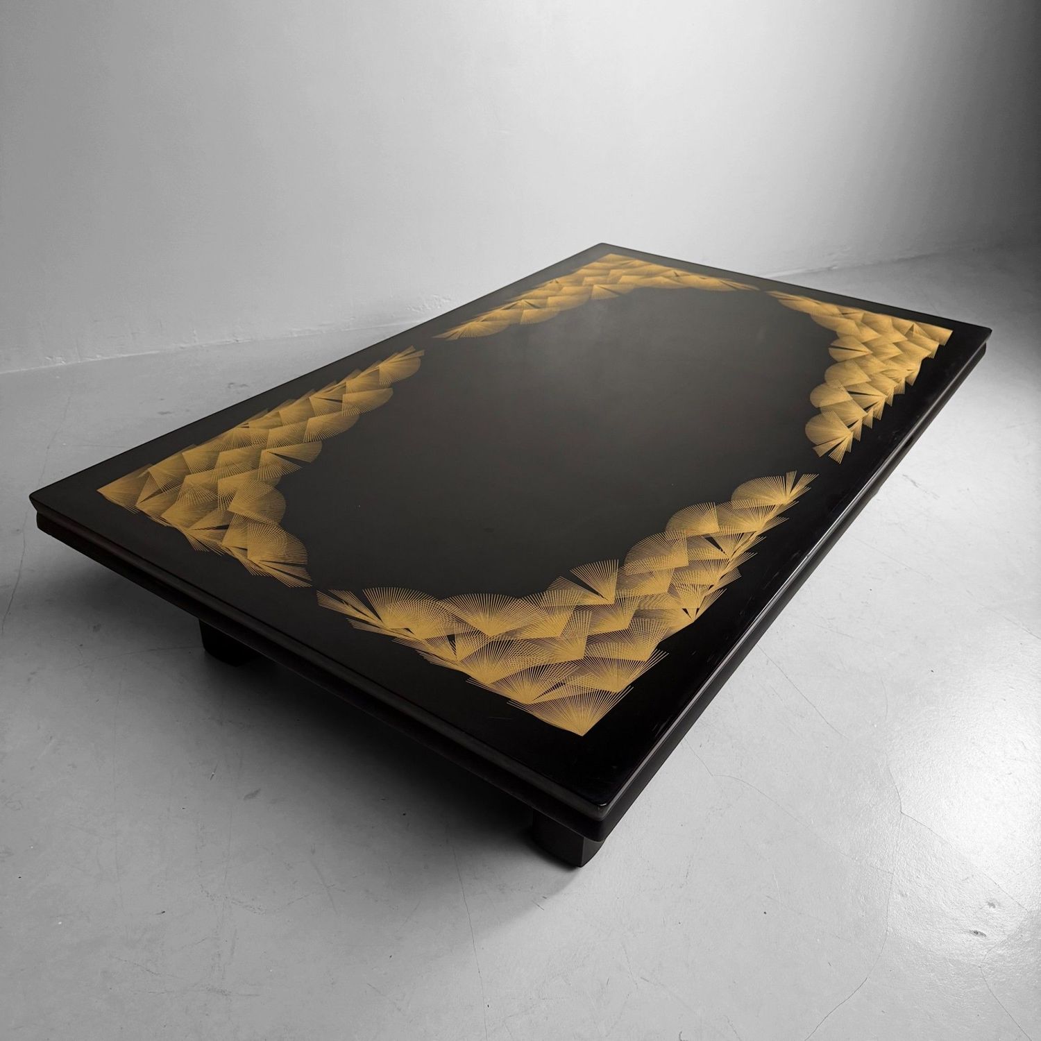 ​Japanse Low Table, Zwart Lakwerk, Chinkin Gouddecoratie, 1970s