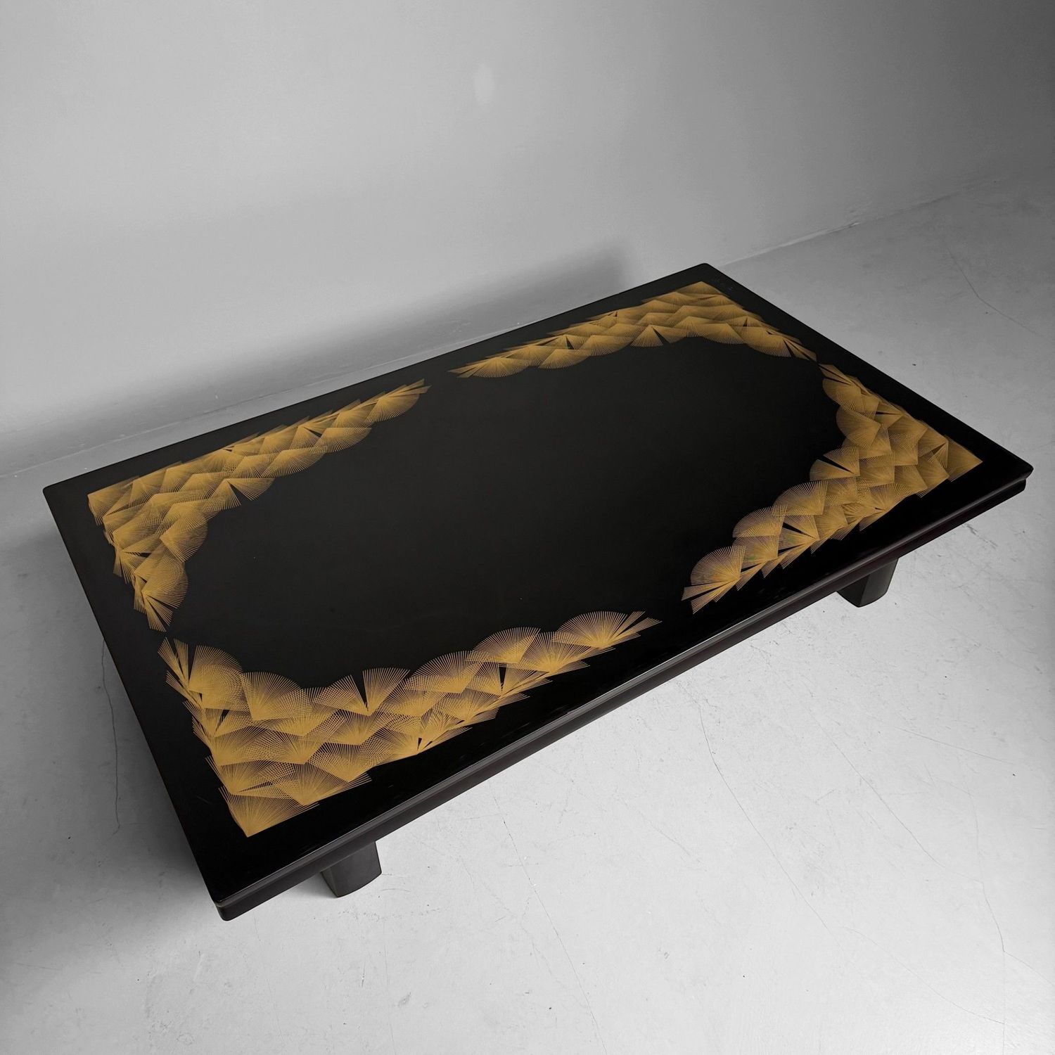 ​Japanse Low Table, Zwart Lakwerk, Chinkin Gouddecoratie, 1970s