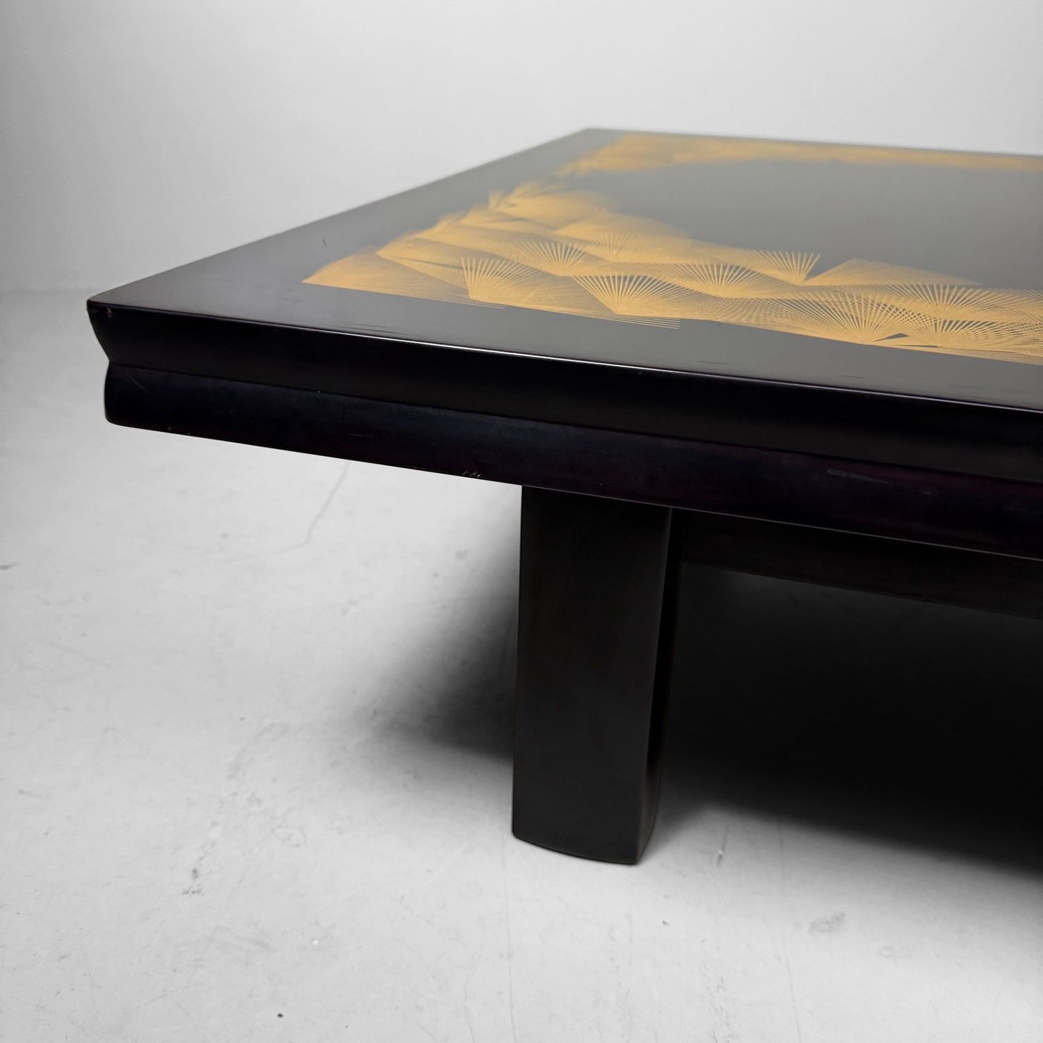 ​Japanse Low Table, Zwart Lakwerk, Chinkin Gouddecoratie, 1970s