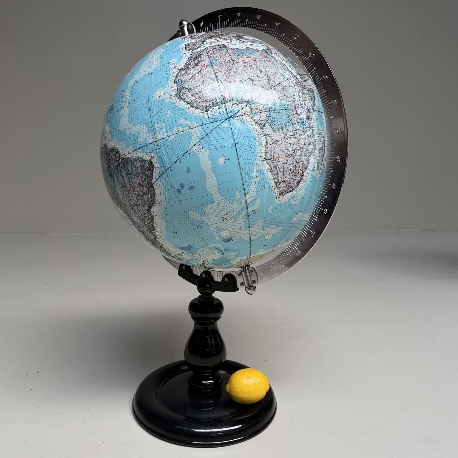 Japanse Schoolglobe 'ALCO', op Zwarte Voet, 1980s