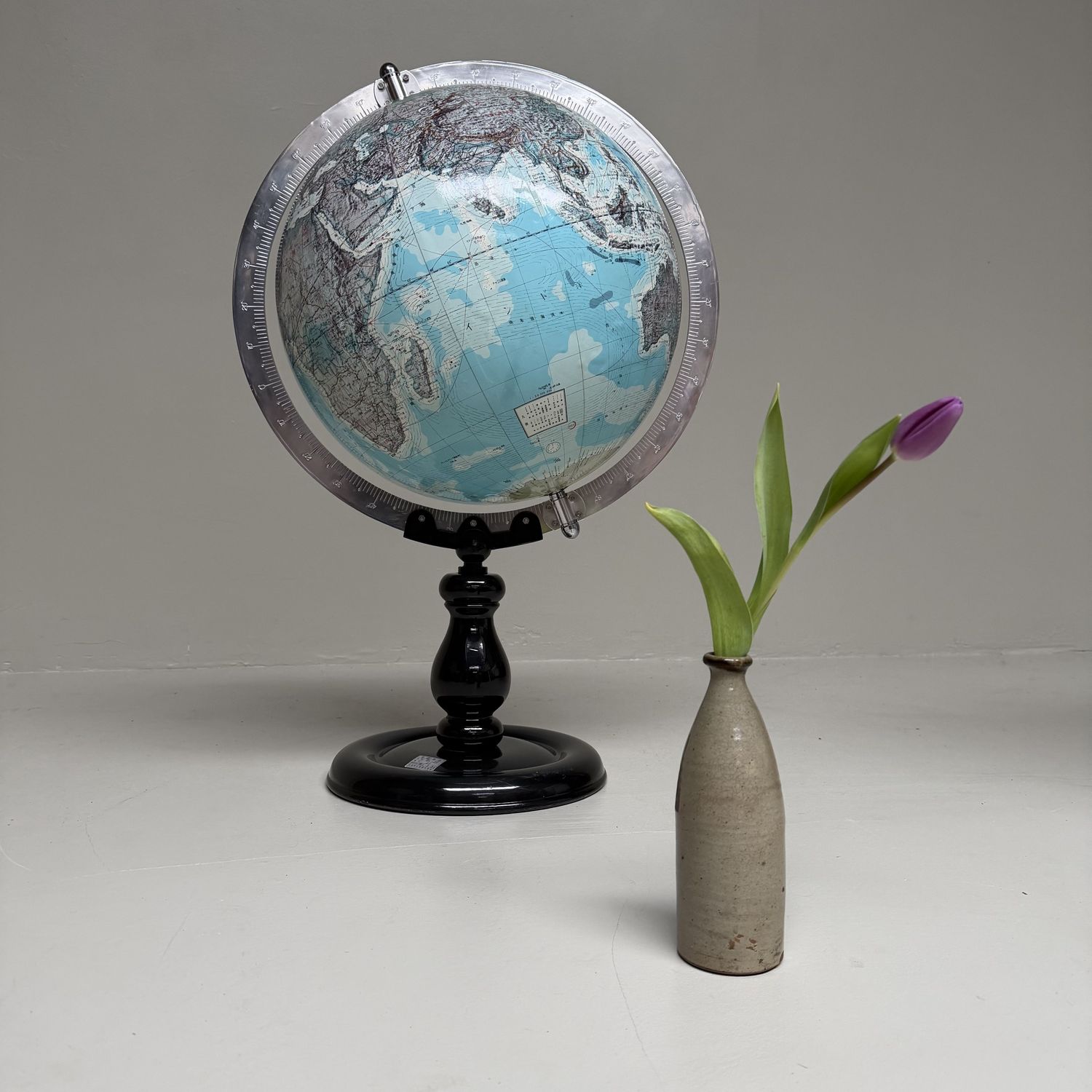 Japanse Schoolglobe 'ALCO', op Zwarte Voet, 1980s