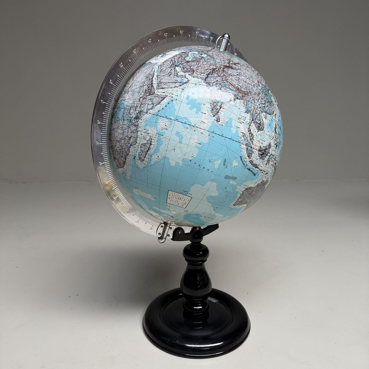 Japanse Schoolglobe 'ALCO', op Zwarte Voet, 1980s