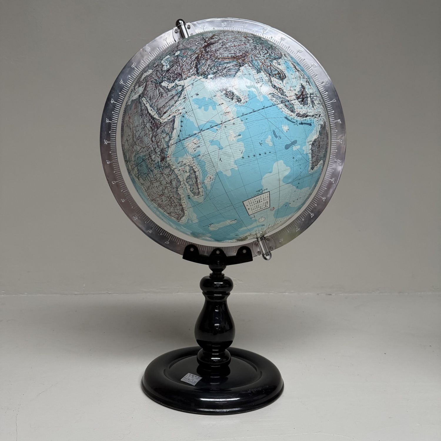 Japanse Schoolglobe 'ALCO', op Zwarte Voet, 1980s