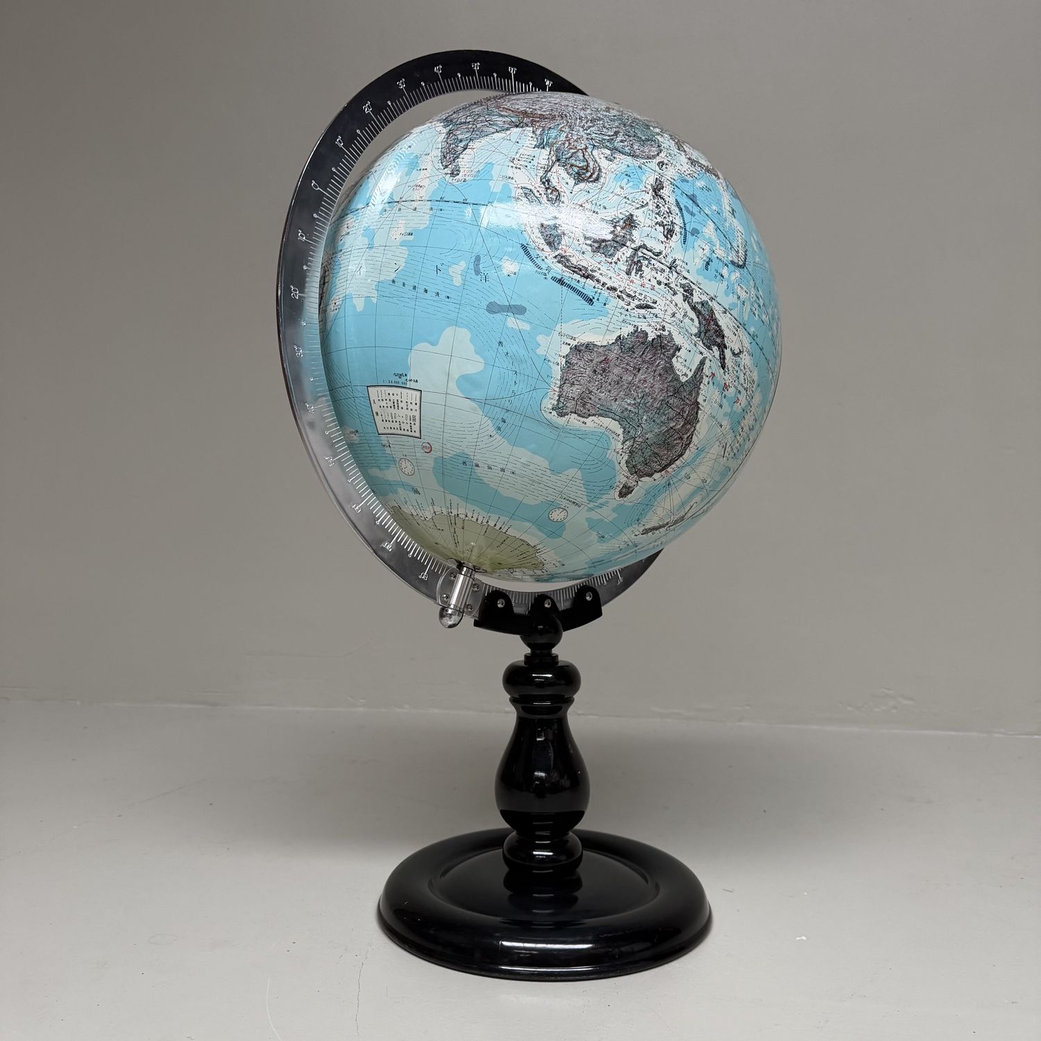 Japanse Schoolglobe 'ALCO', op Zwarte Voet, 1980s
