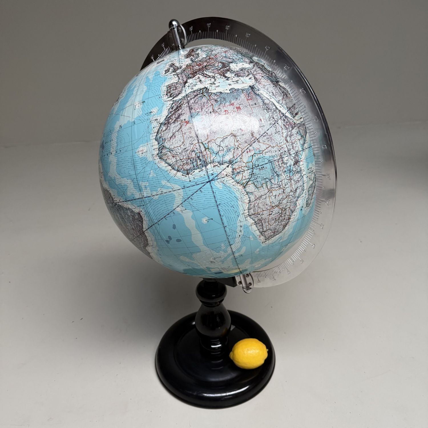 Japanse Schoolglobe 'ALCO', op Zwarte Voet, 1980s