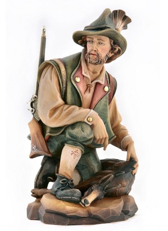 Statue de chasseur avec chamois sculptée dans du bois