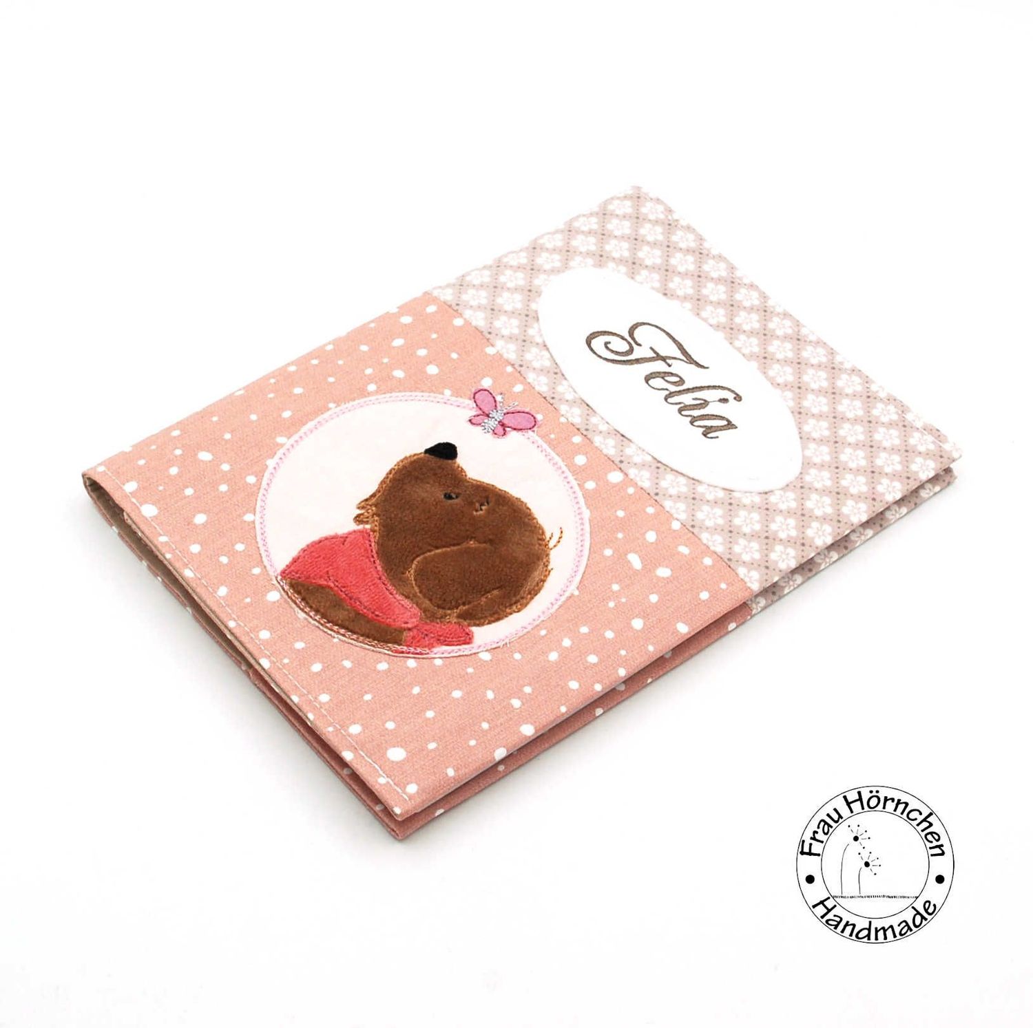 Hund im Button mit Schmetterling