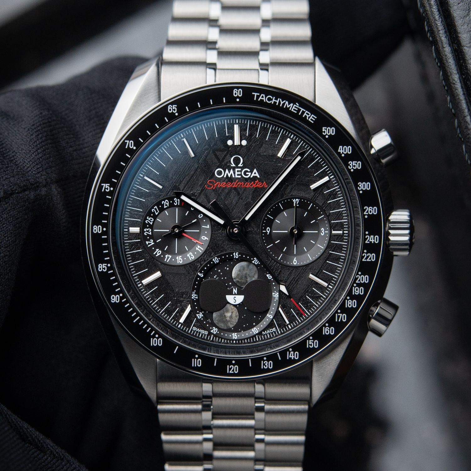 Omega Speedmaster Moonphase UNWORN 6/2026 Chronograph Meteorite Bracelet Omega Speedmaster Moonphase UNWORN 6/2026 Chronograph Meteorite Bracelet