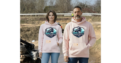 Quad-Bros Hoodie "Hartha 2026" rosa mit Print auf der Brust  Passform unisex