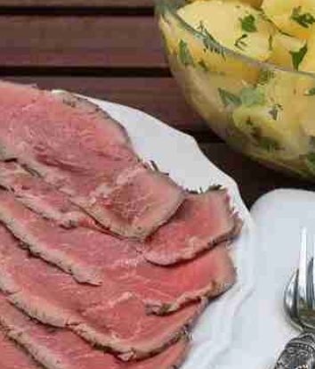 Roastbeef allinglese con salsa al pepe verde con patate e pessto Roastbeef allinglese con salsa al pepe verde con patate e pessto