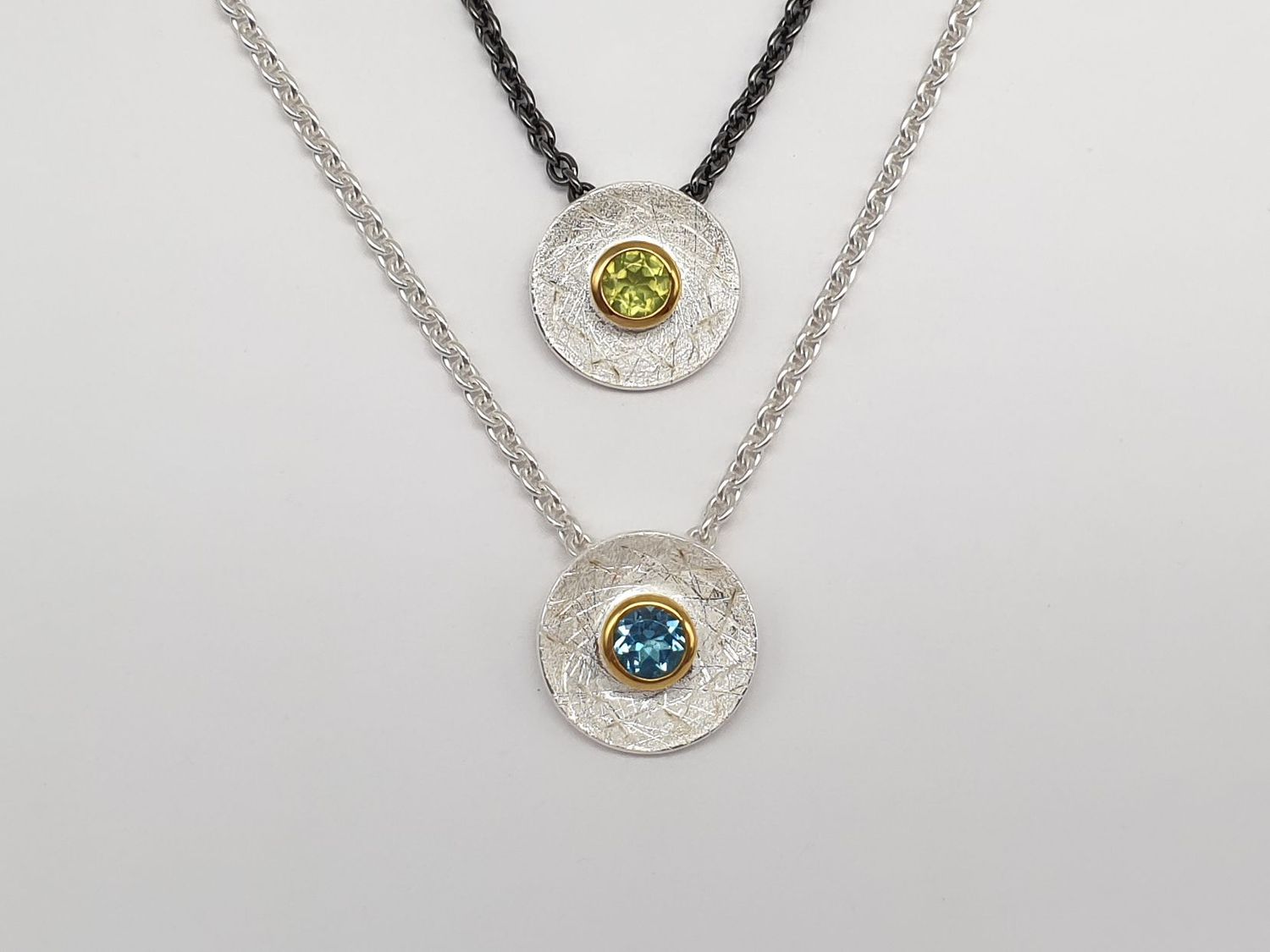 Girocollo con ciondolo Tondino in argento 925/000 satinato e pietre naturali Girocollo con ciondolo Tondino in argento 925/000 satinato e pietre naturali